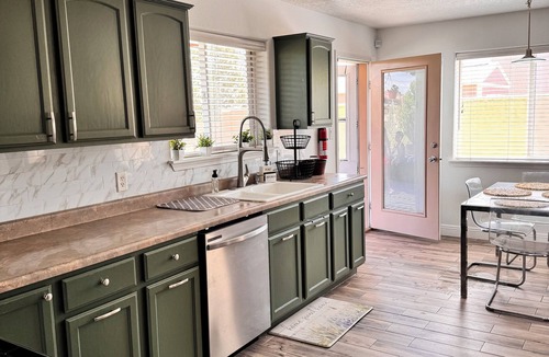 Farmington House | Casa Uva beautiful family retreat with a pool near to everything you need.