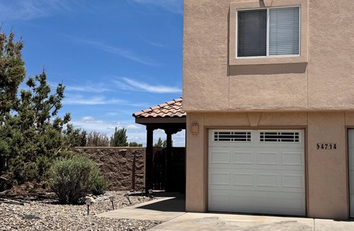 Farmington House | Casa Uva beautiful family retreat with a pool near to everything you need.