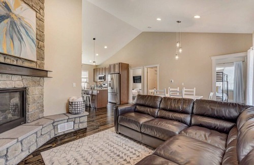 Colorado Springs House | Cathedral Grove! Guesthouse w BBQ Fire Pit Balcony