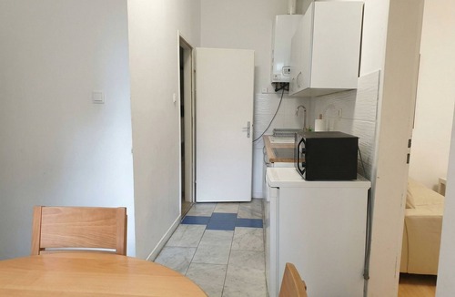 Simmering Apartment | Central & Simple 1BR Apartment with WIFI