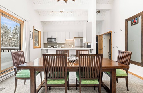Four O'Clock Condo | Central, Top Floor Unit, Close to Lift and Town