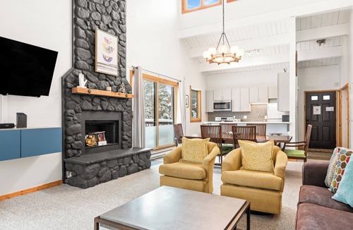 Four O'Clock Condo | Central, Top Floor Unit, Close to Lift and Town
