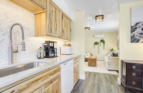 Cimarron Hills Apartment | Centrally Located with 180° Mountain Range Views
