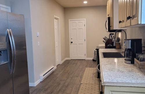 Gypsum Cottage | Centrally Located Guest House only 25 mins to ski resorts and hot Springs