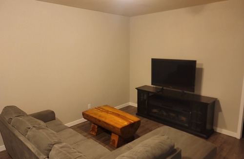 Gypsum Cottage | Centrally Located Guest House only 25 mins to ski resorts and hot Springs