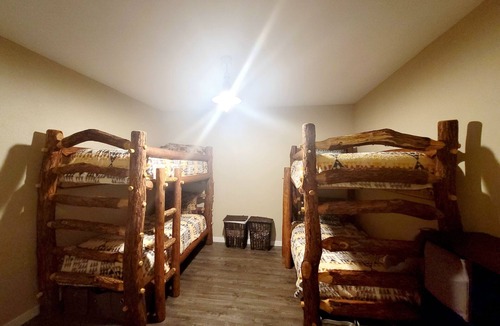 Gypsum Cottage | Centrally Located Guest House only 25 mins to ski resorts and hot Springs