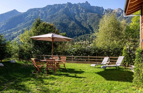 Chamonix-Mont-Blanc Apartment | Chalet des Amis appt 2 - an apartment that sleeps 6 guests in 3 bedrooms