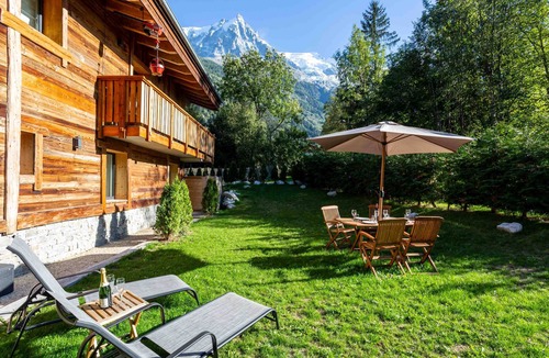 Chamonix-Mont-Blanc Apartment | Chalet des Amis appt 2 - an apartment that sleeps 6 guests in 3 bedrooms