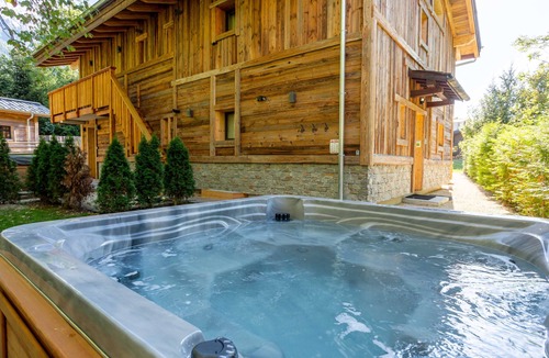 Chamonix-Mont-Blanc Apartment | Chalet des Amis appt 2 - an apartment that sleeps 6 guests in 3 bedrooms