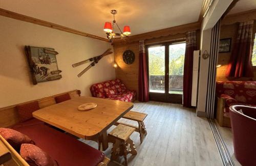 Meribel-Mottaret Apartment | Charmant Appartement Méribel - 2 Pièces, Cabine, Balcon Sud, Casier à Skis - FR-1-355-266