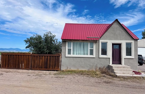 Center House | Charming 2-bedroom house in awesome Center with WiFi