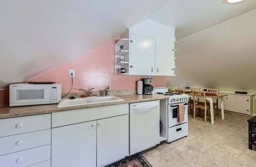 Louisville Apartment | Charming 2BR in Historic Old Town Grocery
