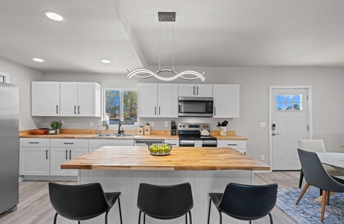 Pueblo House | Charming 4-bedroom house with AC, WiFi in delightful Pueblo