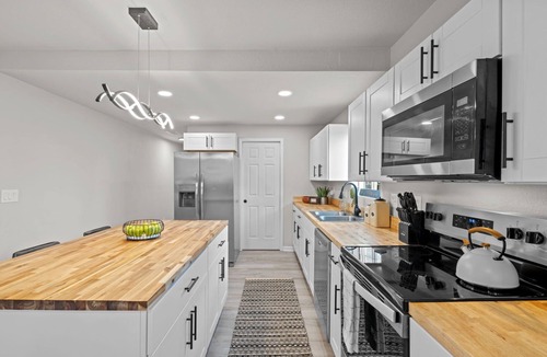 Pueblo House | Charming 4-bedroom house with AC, WiFi in delightful Pueblo