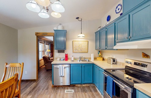 Guffey House | Charming house w/mountain & valley views, W/D, fenced in backyard