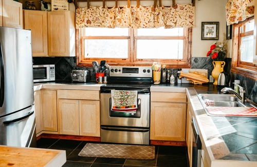 Gypsum House | Charming lake house with spectacular views of Sweetwater Lake!
