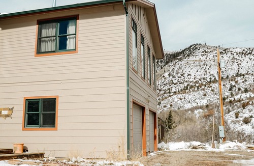 Gypsum House | Charming lake house with spectacular views of Sweetwater Lake!