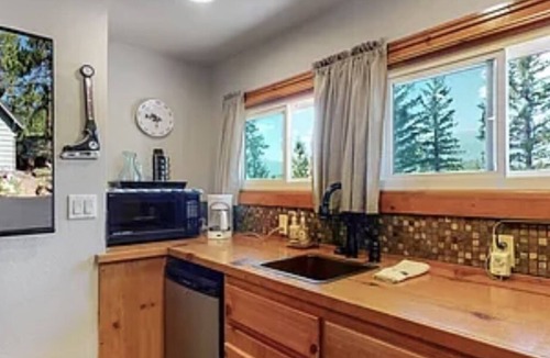 Estes Park Cottage | Charming Mountain Cottage - Near RMNP - 30 Day Minimum Rental