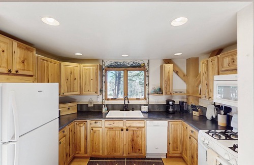 Florissant House | Charming retreat with modern comforts in serene views of Pike's Peak