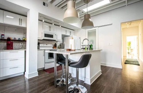 Southmoreland Condo | Charming Space with Parking/King Bed/Street Car