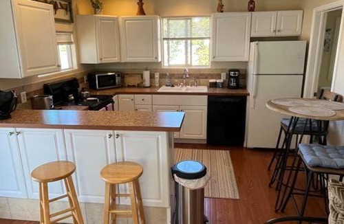 Montrose House | Cheerful pet-friendly bungalow right in town