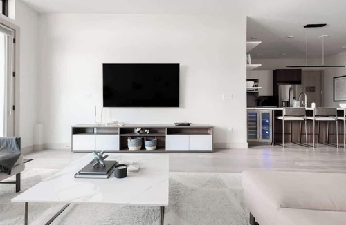 Jefferson Park Condo | Chic King Suite | Balcony | Downtown View | Tesoro