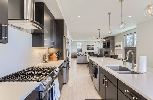Sunnyside House | Chic, newly built home with beautiful interior & walkable location