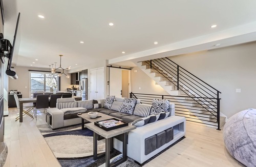 Sunnyside House | Chic, newly built home with beautiful interior & walkable location