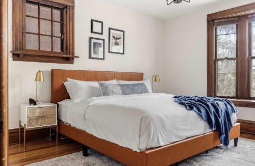 Congress Park House | Chic Victorian Manor - Sleeps 12 - Congress Park
