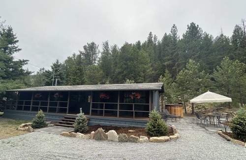 Allenspark Apartment | Chiefs Head Peak Lodge Annex Room @ Ferncliff Ranch & Resort