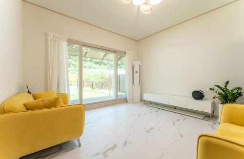 Chuncheon House | Chuncheon Private House Small House in the Forest 2