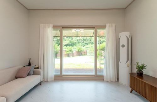 Chuncheon House | Chuncheon Private House Small House in the Forest 2