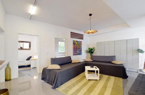 Schwabing-Freimann Apartment | City-Jungle ARTcommodation