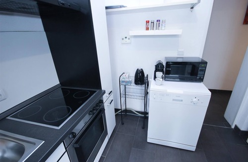 Neue Vorstadt Apartment | City location 4 rooms 7 Beds Balcony Netflix INET