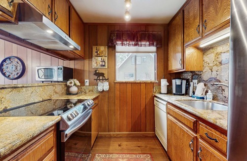 Tahoe Island House | Classic Gambrel-style cabin, family and pet friendly, walk to lake, close to ski