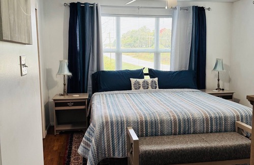 Crestline House | Clean, comfy and cute farmhouse between Joplin and Neosho, easy access to I-49.