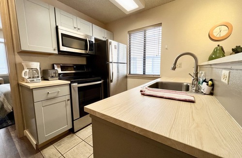 Englewood Condo | Clean & Cozy One Bedroom Condo W/Kitchen In DTC