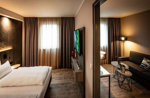 Korntal-Munchigan Hotel | Clean & Inviting Room Near Solitude Castle & Porsche Museum — Pets Allowed