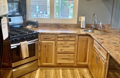 Breckenridge Ski Chalet | Close to Town & Skiing/Hiking, Stunning Views, Private Hot Tub. Pet welcome.