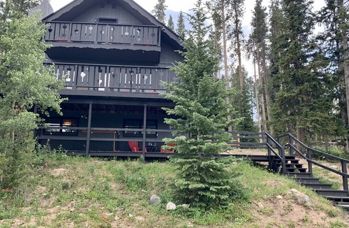 Breckenridge Ski Chalet | Close to Town & Skiing/Hiking, Stunning Views, Private Hot Tub. Pet welcome.