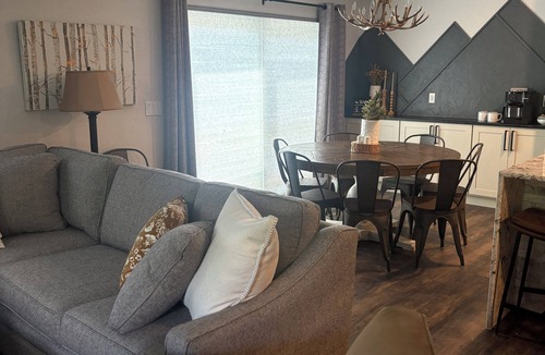 Edwards House | Colorado Mountain Getaway - NEWLY RENOVATED