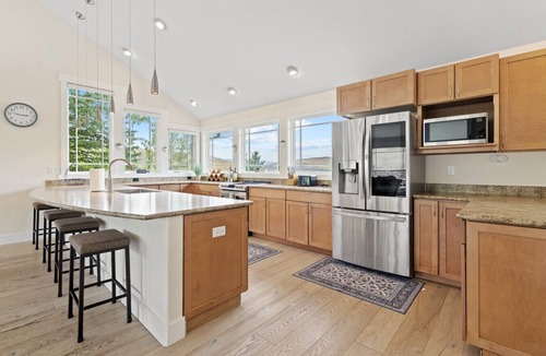 Edwards House | Colorado Mountain Getaway – 5BR/3BA, Hot Tub, Near Vail