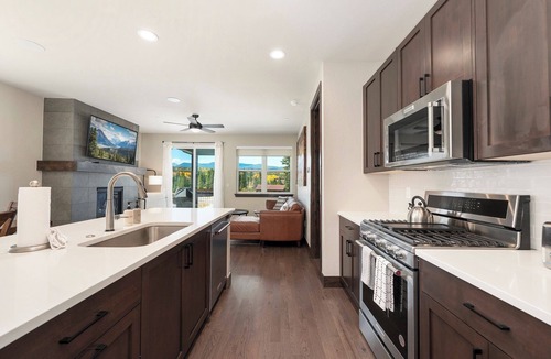 Rendezvous Condo | Colorado Mountain Rendezvous: Cozy Luxe Townhome w/Hot Tub + Winter Park Views