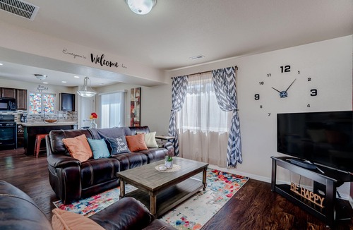 Stetson Hills House | Colorful Co Spgs—30+ Night Stay, Mt Views, Garage, Self Check-In, Fully Equipped