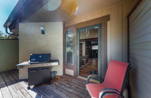 Intermountain House | Comfortable, family-friendly townhouse with mountain views and a full kitchen