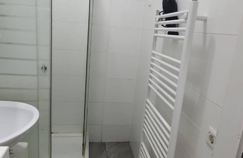 Simmering Apartment | Comfortable Room 15 Min to Enkplatz Metro