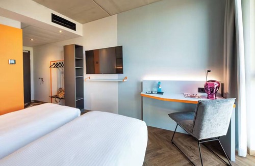 Waiblingen Hotel | Comfortable Superior Double Stay with Workspace | Pets are Allowed