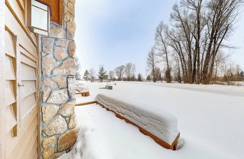 Jackson House | Comfortable townhome with amazing views, private sauna, deck & WIFI