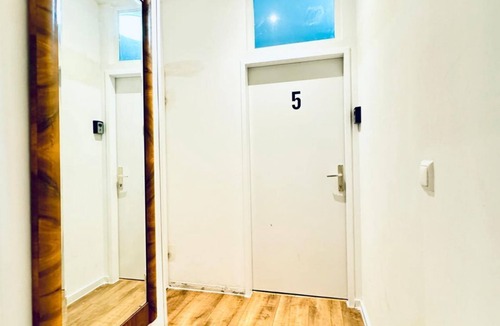 Matzleinsdorf Apartment | Comfy 3P Stay | Steps to Matzleinsdorfer
