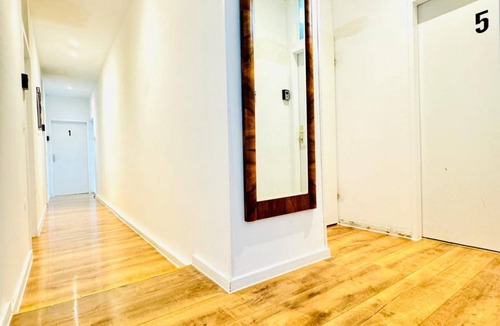Matzleinsdorf Apartment | Comfy 3P Stay | Steps to Matzleinsdorfer